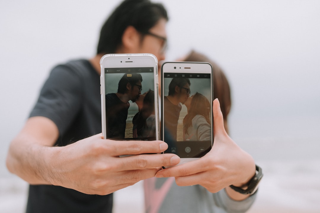 年上男性がデート写真をSNSへ載せる前の確認ポイント