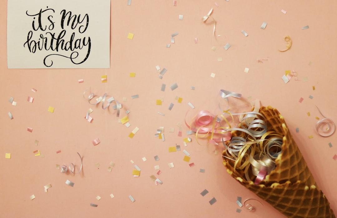 年下女性への誕生日プレゼントは重い？交際前の年上男性が迷う選び方