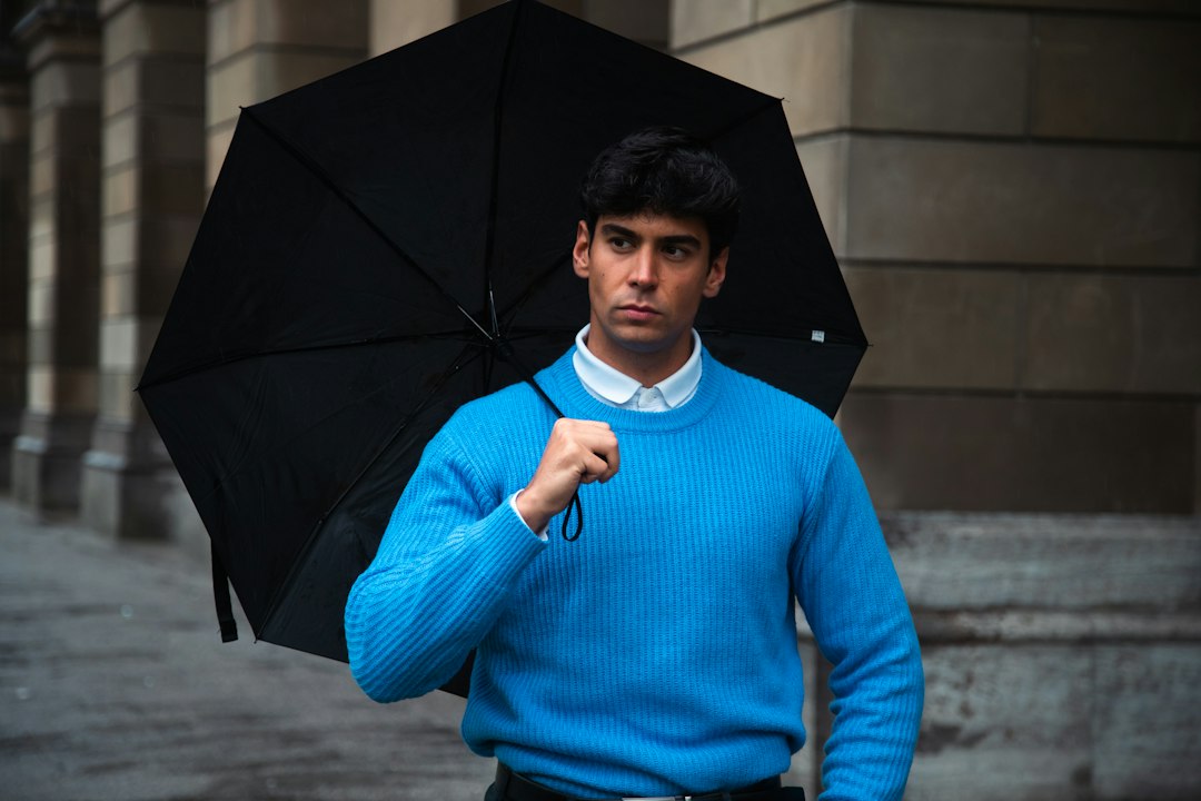 40代男性の秋デート、雨の日の服装は？靴とパンツの裾で迷わない